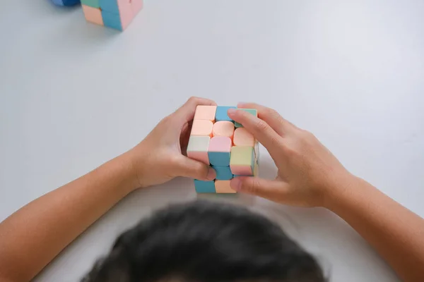 Asiatisk Liten Söt Flicka Som Håller Rubiks Kub Sina Händer — Stockfoto