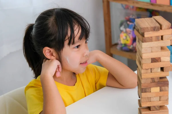 귀여운 아시아 형제들 이젠가랑 재밌게 방에서 게임을 있습니다 퍼즐은 어린이들의 — 스톡 사진