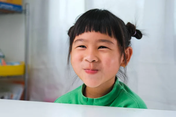 Χαρούμενο Χαριτωμένο Κοριτσάκι Που Τρώει Καραμέλες Ζελατίνης Αστείο Παιδί Τσίχλα — Φωτογραφία Αρχείου