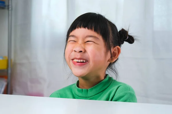 Χαρούμενο Χαριτωμένο Κοριτσάκι Που Τρώει Καραμέλες Ζελατίνης Αστείο Παιδί Τσίχλα — Φωτογραφία Αρχείου
