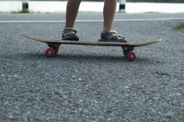Sød Lille Pige Lærer Skateboard Udendørs Gade Fokusere Ben Stående - Stock-foto
