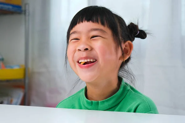 Happy Cute Gadis Kecil Makan Permen Gelatin Anak Lucu Dengan Stok Lukisan  