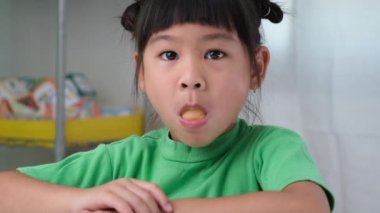 Lolipop yiyen iki küçük mutlu kız. Lolipop şekerli komik çocuk. Çocuk tatlı yiyor..