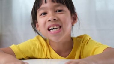 Lolipop yiyen tatlı küçük kız. Lolipop şekerli komik çocuk. Çocuk tatlı yiyor..