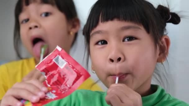 Dos Niñas Lindas Felices Comiendo Piruletas Chico Gracioso Con Caramelos — Vídeos de Stock