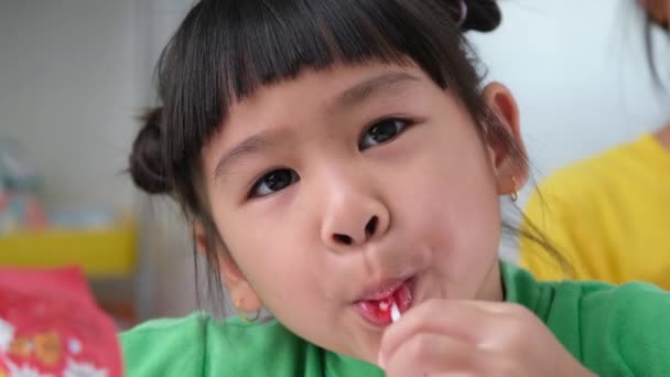 Zwei Fröhliche Süße Kleine Mädchen Essen Lutscher Lustiges Kind Mit — Stockvideo