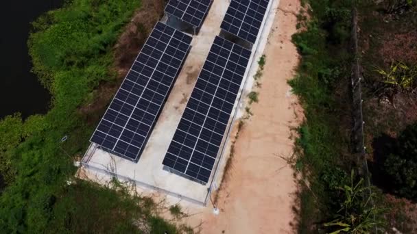 Bovenaanzicht Fotovoltaïsche Zonnepanelen Drone Luchtfoto Van Zonnepanelen Met Waterpompen Landbouwapparatuur — Stockvideo