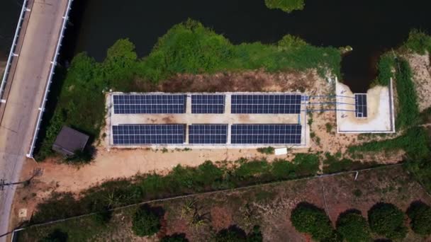Вид Зверху Фотоелектричні Сонячні Панелі Вид Сонячні Батареї Водяними Насосами — стокове відео