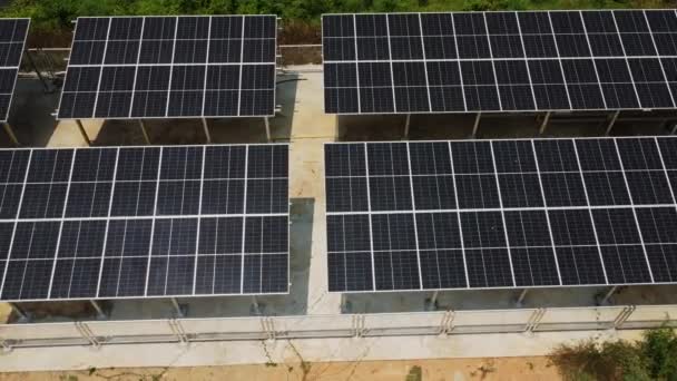 Fotovoltaik Güneş Enerjisi Panellerinin Üst Görüntüsü Pompaları Ile Güneş Panelleri — Stok video