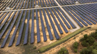 Fotovoltaik güneş enerjisi panellerinin en üst görüntüsü. Güneş panellerinin insansız hava görüntüsü sistem jeneratörleri güneşten. Alternatif Enerji Kaynakları - Sürdürülebilir Kaynaklar Kavramı.