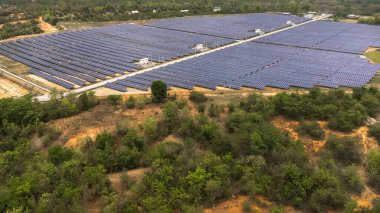 Fotovoltaik güneş enerjisi panellerinin en üst görüntüsü. Güneş panellerinin insansız hava görüntüsü sistem jeneratörleri güneşten. Alternatif Enerji Kaynakları - Sürdürülebilir Kaynaklar Kavramı.