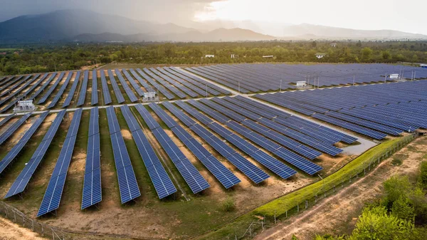 Fotovoltaik güneş enerjisi panellerinin en üst görüntüsü. Güneş panellerinin insansız hava görüntüsü sistem jeneratörleri güneşten. Alternatif Enerji Kaynakları - Sürdürülebilir Kaynaklar Kavramı.