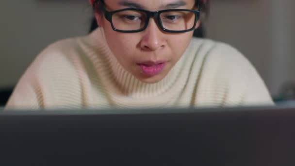 Elfoglalt Üzletasszony Dolgozik Laptop Számítógép Irodában Magabiztos Fiatal Alkalmi Ruhák — Stock videók