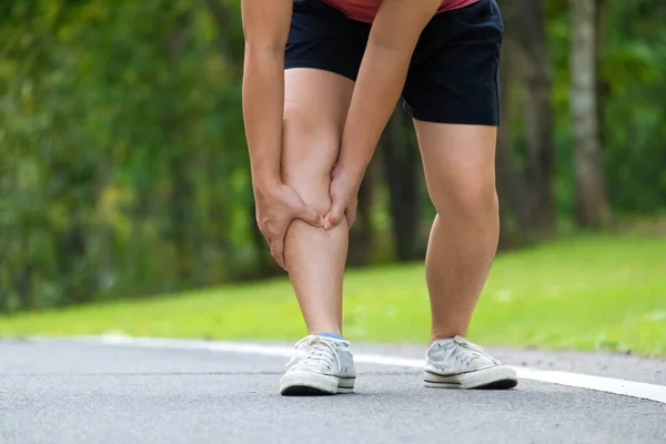 年轻女运动员运动后膝关节疼痛的特写 女运动员在公园里锻炼时腿疼 行使伤害概念 — 图库照片