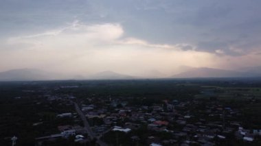 Kuzey Tayland 'daki kırsal bir köyün insansız hava aracı görüntüsü.