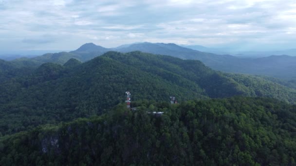 山の中の通信塔 電波塔 通信塔又は送信塔の雲と青空の背景 — ストック動画