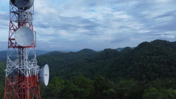 Kommunikációs Torony Rádiótorony Telekommunikációs Torony Vagy Adótorony Erdőben Hegyen Felhőkkel — Stock videók