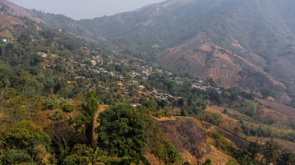 从泰国北部一个山村的无人驾驶飞机上看到的景象 高原上的村庄 — 图库照片