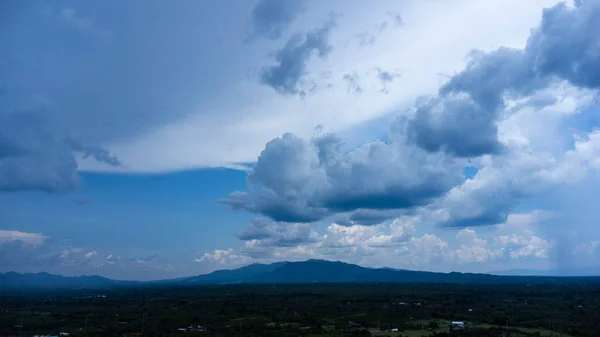 Zöld Hegyek Gyönyörű Felhők Kék Alatt Gyönyörű Hegyvidéki Táj Fényes — Stock Fotó