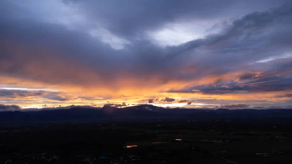 Справжнє Дивовижне Небо Сонця Або Заходу Сонця Ніжними Різнокольоровими Хмарами — стокове фото