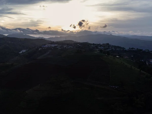 美しい日の出や日没の空と農村の空中ビュー 霧の谷とタイの山の雲の村の風景 — ストック写真