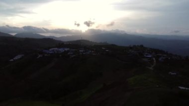 Güneşin doğuşunu, günbatımını, gökyüzünü ve kırsal köyleri gösteren hava manzarası. Sisli vadideki köy manzarası ve Tayland 'daki dağ bulutları.