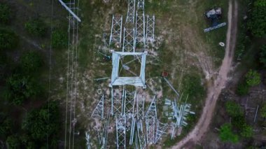Perçinlerle ve güçlendirilmiş metal yapılarla bağlantı kuran mimari metal yapılar. Sürdürülebilir güç geliştirme hatları için çelik kuleyi monte edin ve kurun.