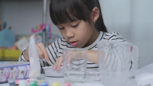 귀여운 소녀는 Diy 석고를 만들고 집에서 그림을 그립니다 아이들은 휴가에 — 비디오
