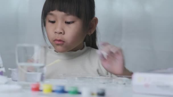 Linda Niña Haciendo Yeso Bricolaje Pintura Casa Los Niños Pintan — Vídeo de stock