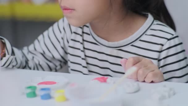 Petite Fille Mignonne Faisant Plâtre Bricolage Peinture Maison Les Enfants — Video
