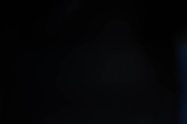 Karanlık arka planda su tozu. Sprey etkisi siyah arkaplanda izole edildi.