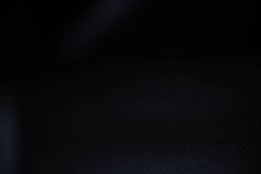 Karanlık arka planda su tozu. Sprey etkisi siyah arkaplanda izole edildi.