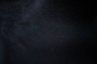 Karanlık arka planda su tozu. Sprey etkisi siyah arkaplanda izole edildi.