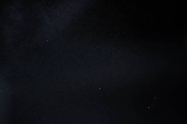 Karanlık arka planda su tozu. Sprey etkisi siyah arkaplanda izole edildi.