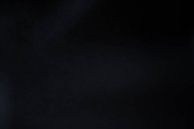 Karanlık arka planda su tozu. Sprey etkisi siyah arkaplanda izole edildi.