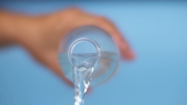 Hand Vasthouden Waterfles Gieten Geïsoleerd Blauwe Achtergrond Giet Water Uit — Stockvideo