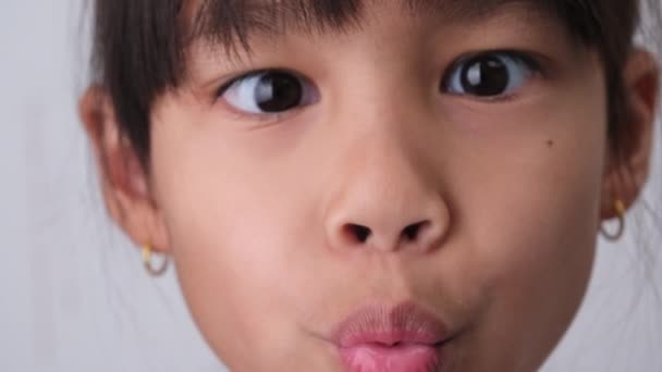 아시아 소녀의 초상화 카메라를 얼굴을 만드는 — 비디오