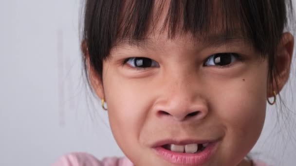 아시아 소녀의 초상화 좌절과 불일치를 — 비디오