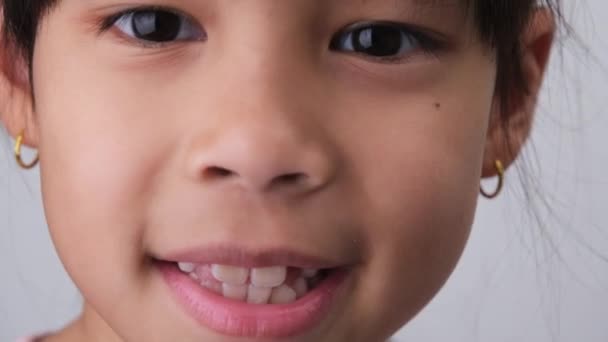 Close Menina Bonito Sorrindo Largo Mostrando Espaço Vazio Com Dentes — Vídeo de Stock
