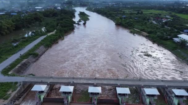 Aerial View Water Released Drainage Channel Concrete Dam Way Overflowing — Stock Video