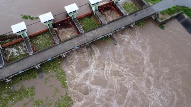 Воздушный Обзор Воды Высвобождающейся Дренажного Канала Бетонной Плотины Является Способом — стоковое видео