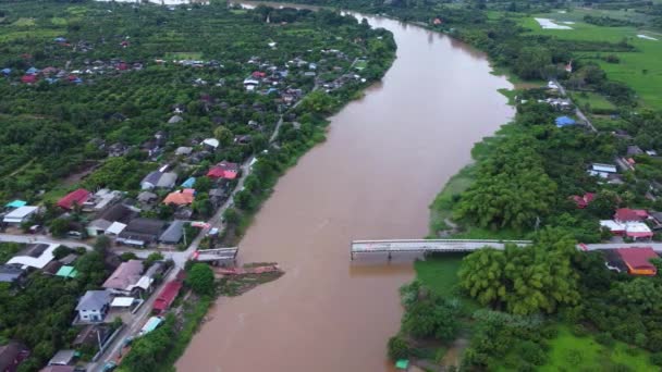 Letecký Pohled Poškozený Silniční Most Přes Řeku Povodňových Vodách Spláchl — Stock video