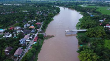 Sel suları asfaltı yıkadıktan sonra nehrin üzerindeki hasarlı yol köprüsünün hava görüntüsü. Yağmur mevsiminde sel üstüne köprü yıkıldı.