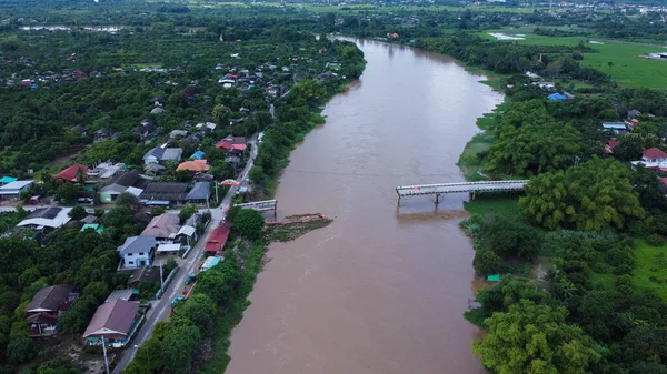 Widok Lotu Ptaka Uszkodzony Most Drogowy Nad Rzeką Zalaniu Asfaltu — Zdjęcie stockowe