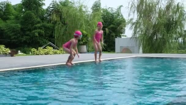Kind Springt Schwimmbad Wasser Plätschert Kinder Schwimmbad Haben Spaß Während — Stockvideo