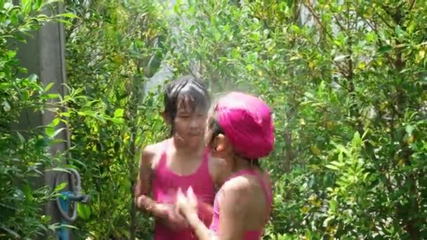 Niños Tomando Una Ducha Piscina Aire Libre Antes Después Nadar — Vídeos de Stock