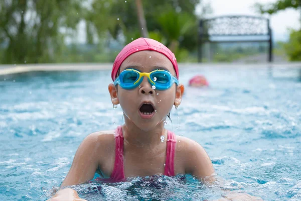 Gadis Kecil Yang Cantik Berenang Dan Bermain Air Anak Anak Stok Gambar Bebas Royalti