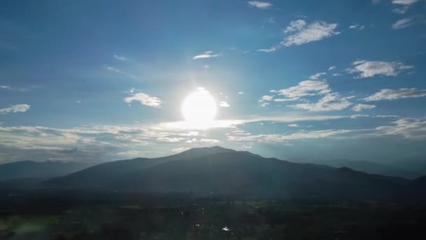 Felhők Időkiesése Zökkenőmentesen Mozog Kék Égen Gyönyörű Természet Napkelte Hegyeken — Stock videók