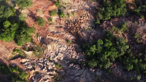 山の土は水に浸された 緑豊かな木々と共に時とともに浸食された荒れた山の素晴らしい景色 — ストック動画