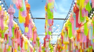 Lamphun tapınaklarında renkli Lanna kağıt fenerleri asılı. Kuzey Tayland 'da Loy Krathong sırasında popüler fener festivali. Geleneksel Yi Peng kağıt feneri. Yüz Bin Fener Festivali.